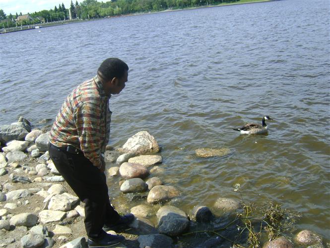 Un moment de détente jouant avec un canard. Coin coin, il a fini mon pain et me tourne la queue. Petit malin. Dr. Léopold Kumbakisaka