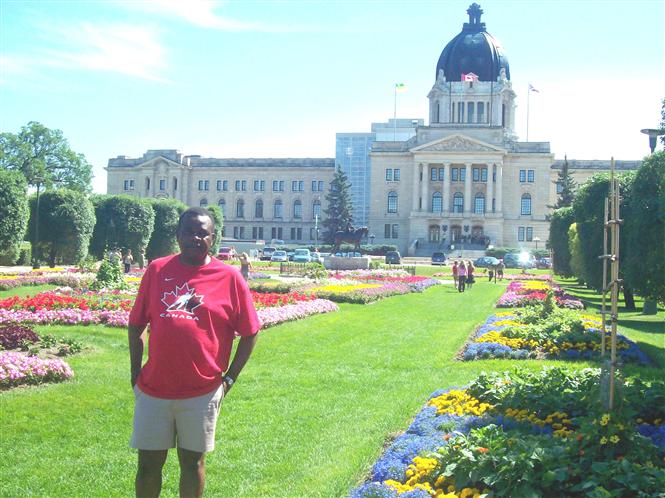 Un t trs chaud  Regina, Saskatchewan (photo prise devant le palais lgislatif (Dr. Lopold Useni Yumbi Kumbakisaka).