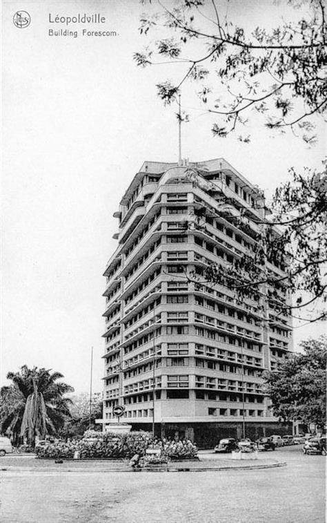 Building Forescom: carte postale ancienne, sur la place ou aboutissait l'avenue du port, du boulevard Albert 1er