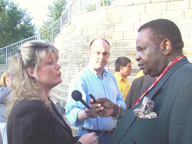 Madame Shelly Glover dpute fdrale  de Saint-Boniface  rpondant aux questions de l'diteur-Directeur Dr. Lopold Kumbakisaka mars 2010