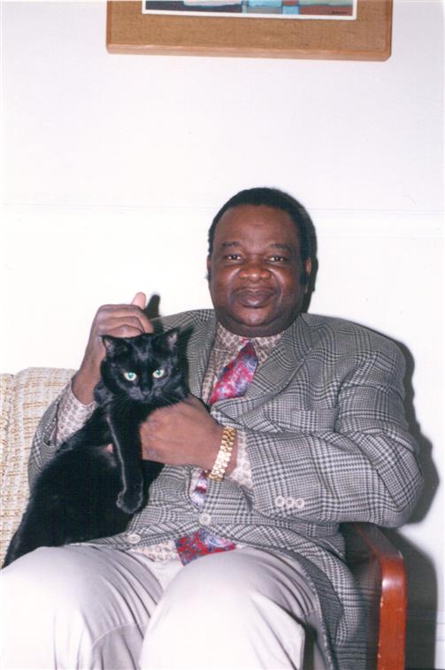 Dr. Léopold Jean-Paul Choppard Yumbi KUMBAKISAKA avec le chat de son collègue journaliste, Laurent Gimenez (Canada 2003)