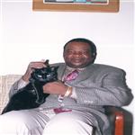 Dr. Léopold Jean-Paul Choppard Yumbi KUMBAKISAKA avec le chat de son collègue journaliste, ...