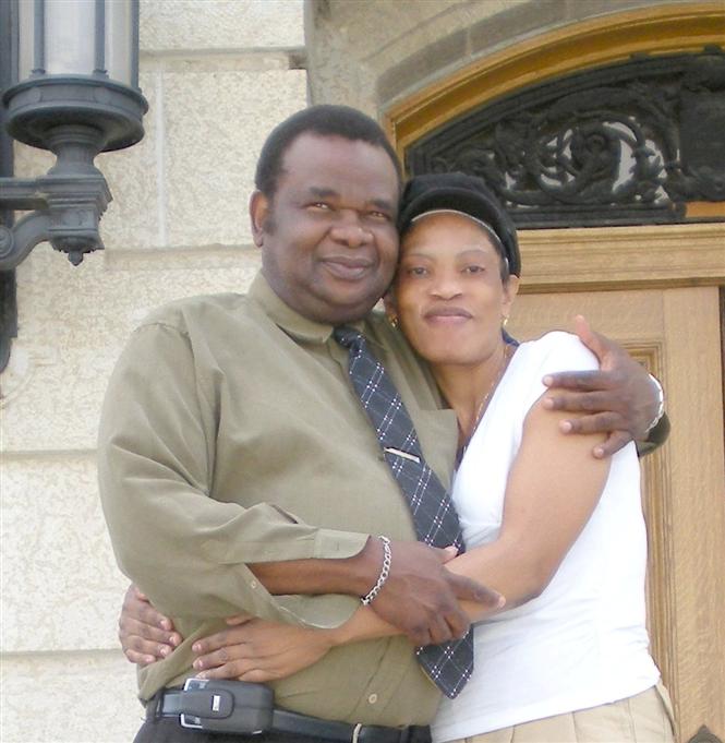 Dr. Léopold Jean-Paul Choppard Useni Yumbi et sa chère épouse Madame Marie-Thérèse Béatrice KUMBAKISAKA (été 2009,Regina (Saskatchewan), Canada)