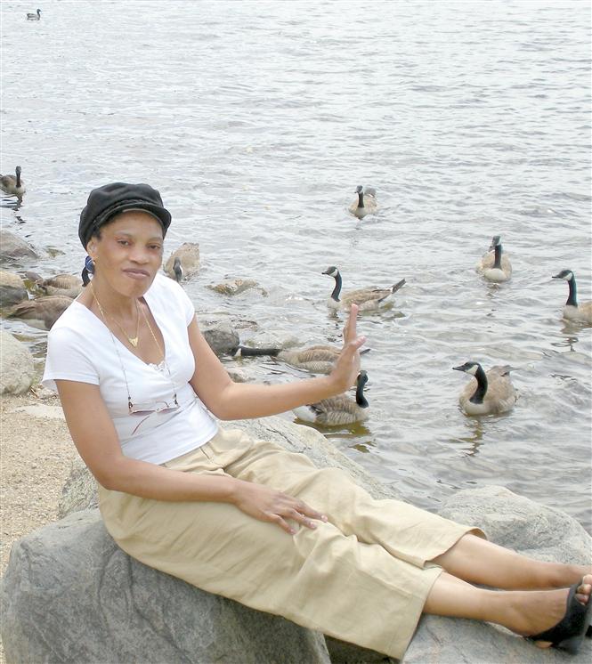 Un regard sous un soleil de plomb lors du  déplacement à Regina.Madame Marie-Thérèse Béatrice KUMBAKISAKA, Canada, été 2009) Photo prise par Dr. Léopold KUMBAKISAKA