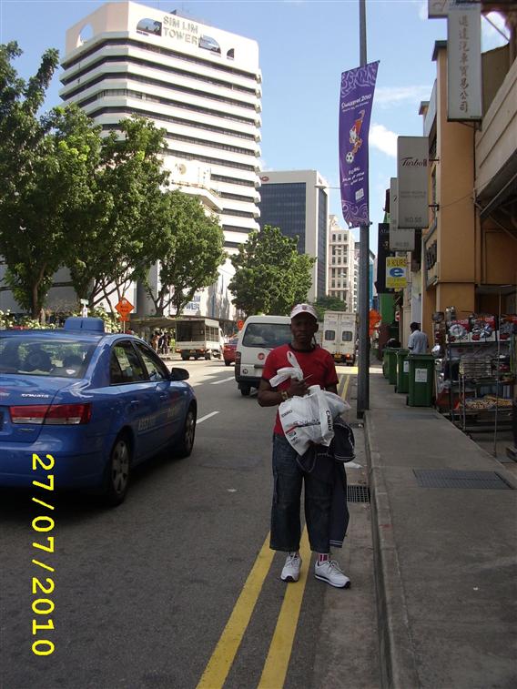 Auguy Malambu a cote de Sim Lim square. Singapore