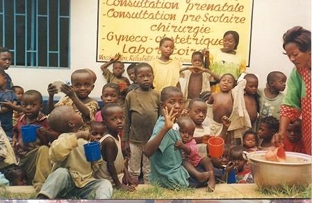 Les enfants du quartier Plateau lors de la séance de réhabilitation nutritionnelle devant le centre de santé et maternité de Mandela dans la commune urbano-rurale de Mont-Ngafula en république démocratique du Congo.