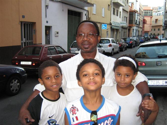 Michel avec mes fils en espagne don Imaeil,Adrian et Ndona Nzazi Mbela Perez de mere Espanole