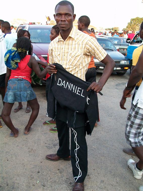 Je suis Daniel Dilu de la nationalité Angolaise vivant dans la ville de SOYO(Angola)je suis travailleur dans une société Petroliere appelé PETROMAR je suis celibataire sans enfant voici mon numero de tellephone 00244913839869