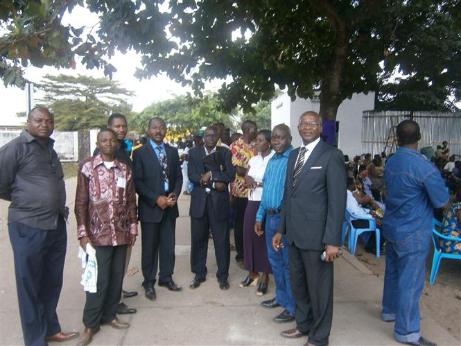 Lors du décès de Nicolas Manzila Ngwey à Kinshasa en 2012 avec quelques amis de Lunkobo